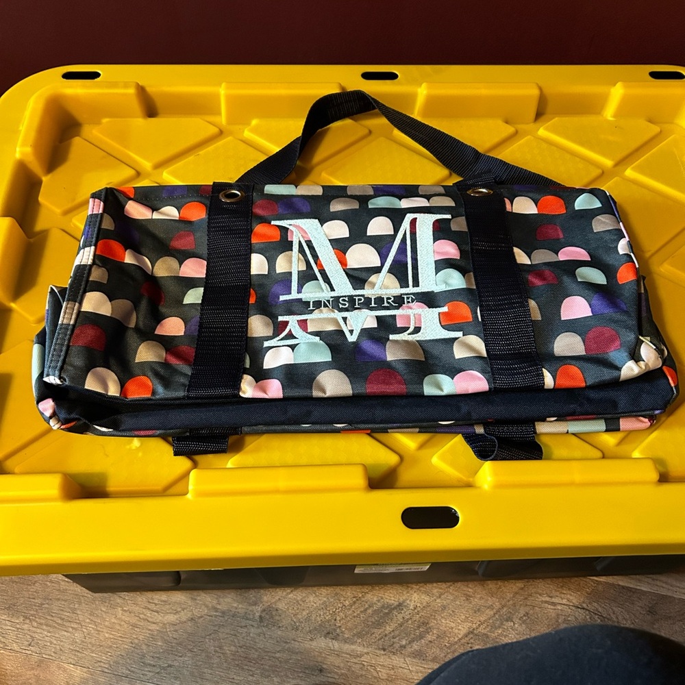 Medium utility tote